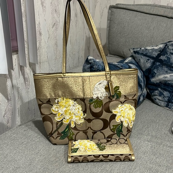 CHRYSANTHEMUM COACH TOTE AND WALLET SET - Picture 1 of 17